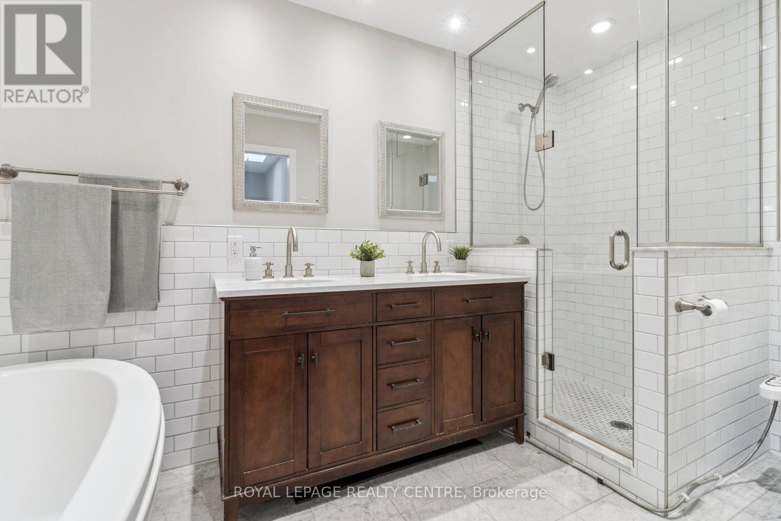 90 Georgian Drive, Oakville (Ro River Oaks), Ontario  L6H 6V1 - Photo 19 - W12411663