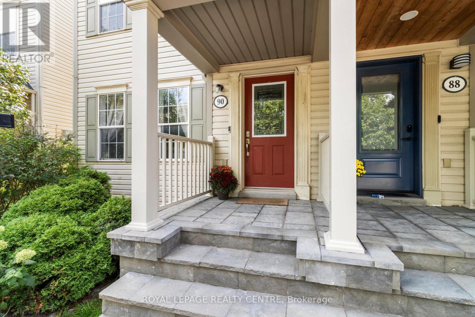 90 Georgian Drive, Oakville (Ro River Oaks), Ontario  L6H 6V1 - Photo 2 - W12411663