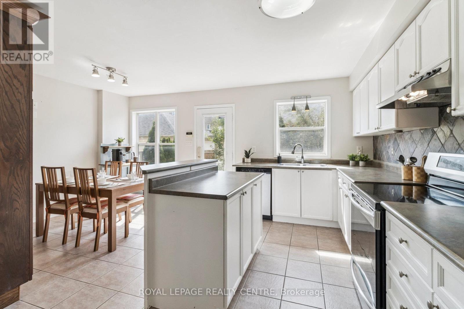 90 Georgian Drive, Oakville (Ro River Oaks), Ontario  L6H 6V1 - Photo 8 - W12411663