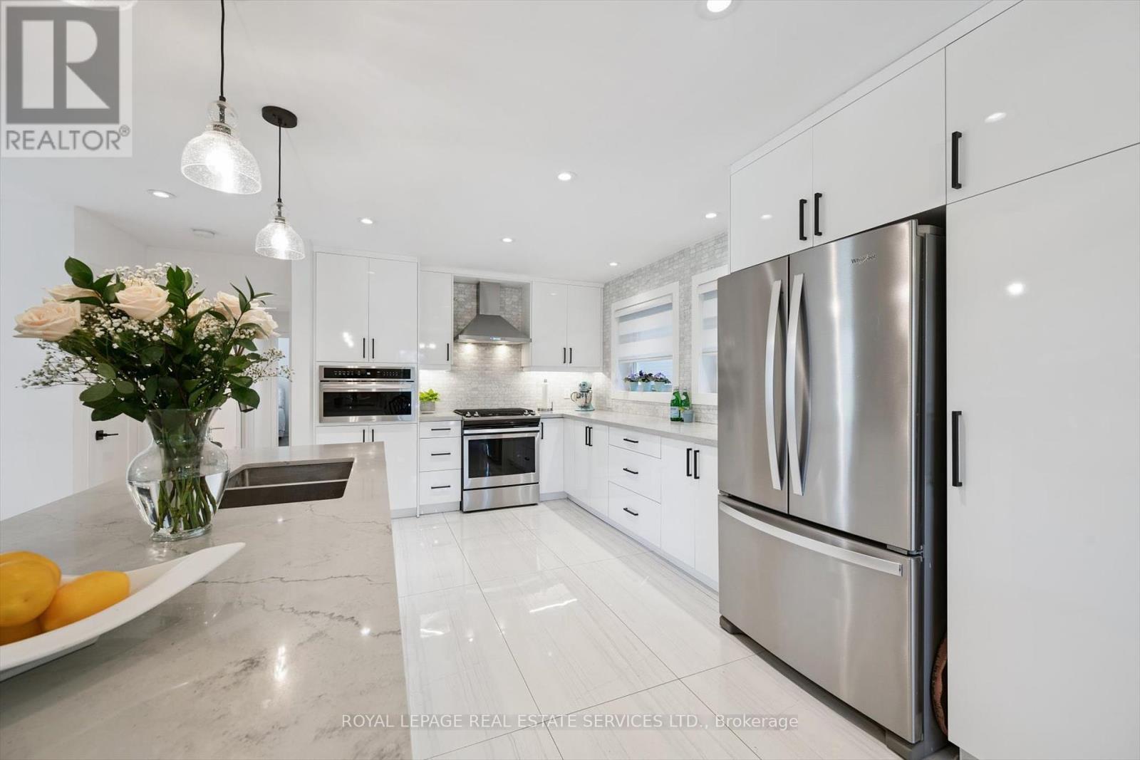 1 Hillavon Drive, Toronto, Ontario  M9B 2P4 - Photo 11 - W12411683