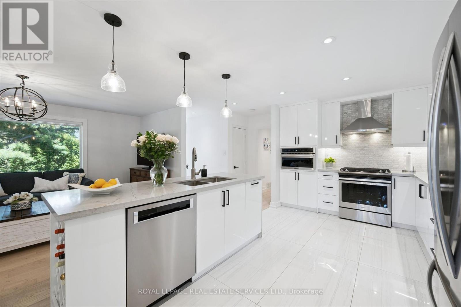 1 Hillavon Drive, Toronto, Ontario  M9B 2P4 - Photo 12 - W12411683