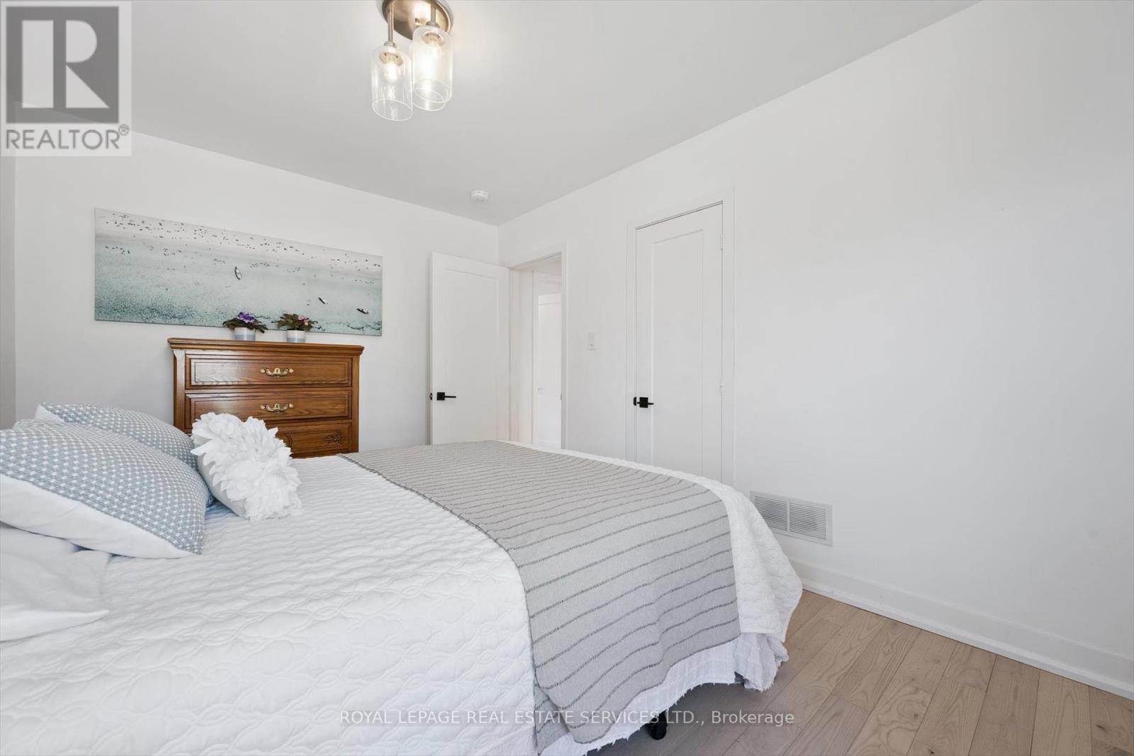 1 Hillavon Drive, Toronto, Ontario  M9B 2P4 - Photo 16 - W12411683