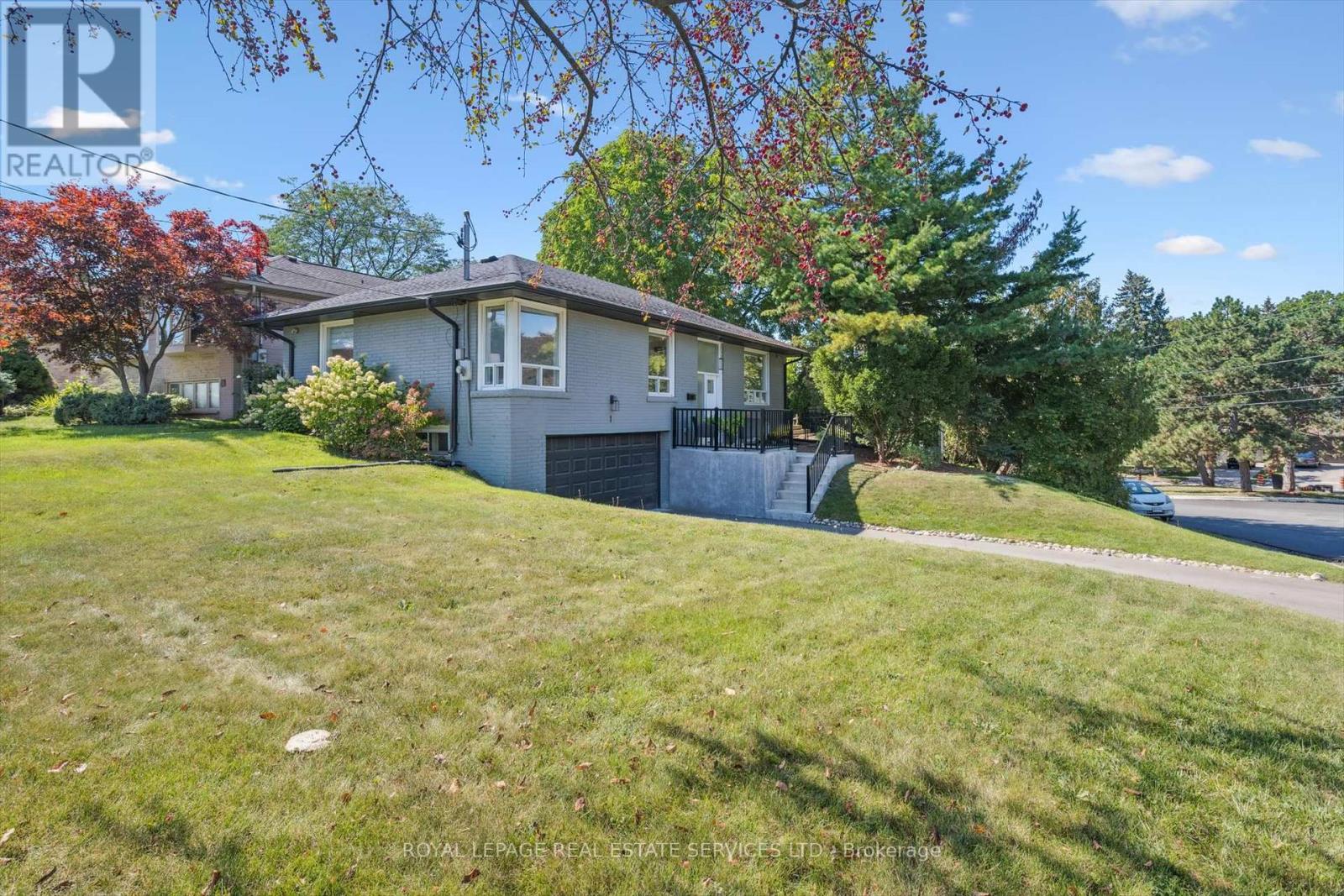 1 Hillavon Drive, Toronto, Ontario  M9B 2P4 - Photo 2 - W12411683