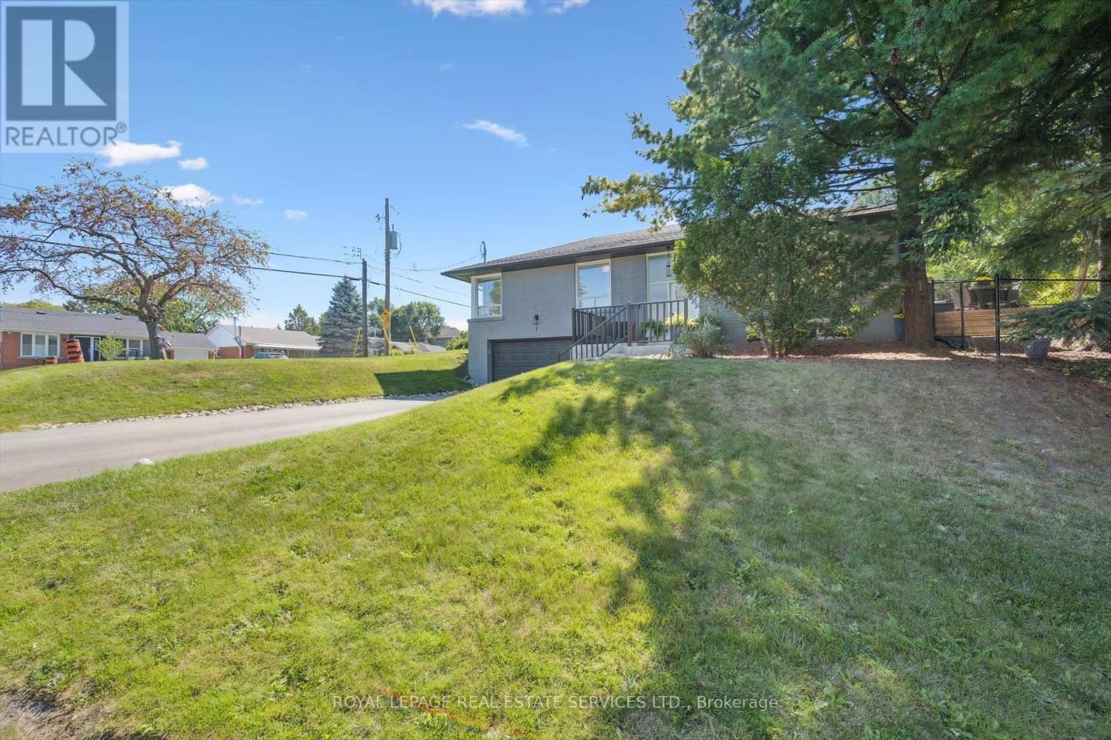 1 Hillavon Drive, Toronto, Ontario  M9B 2P4 - Photo 3 - W12411683
