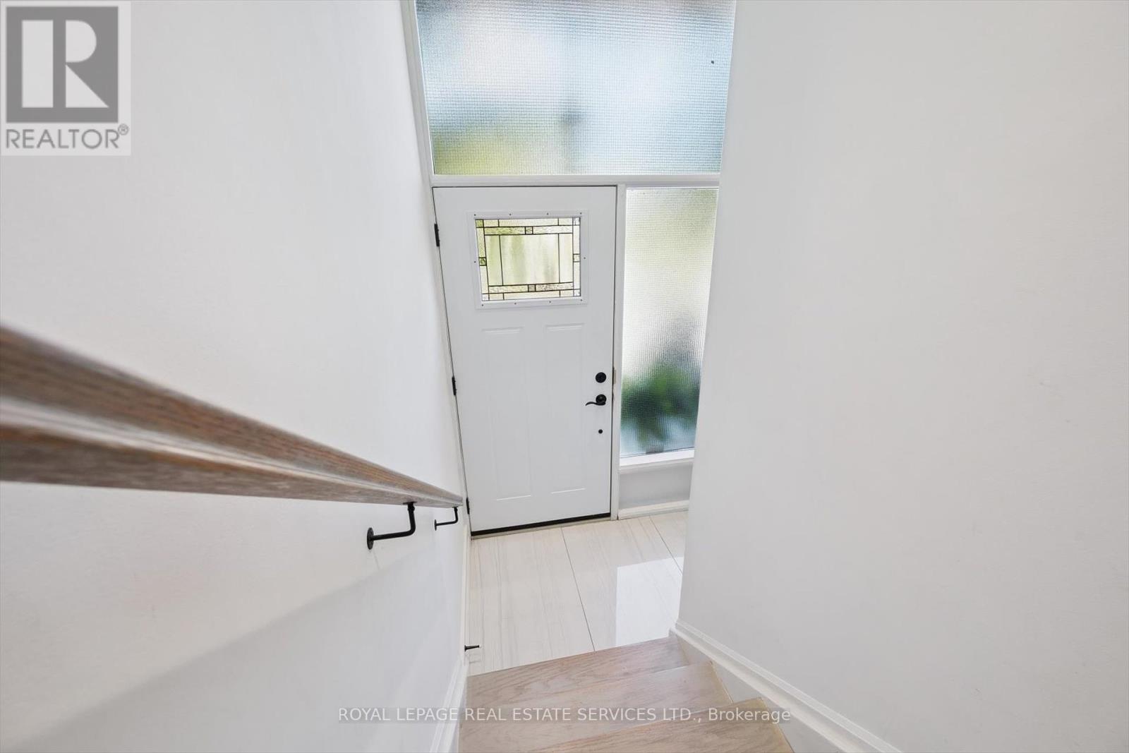 1 Hillavon Drive, Toronto, Ontario  M9B 2P4 - Photo 5 - W12411683
