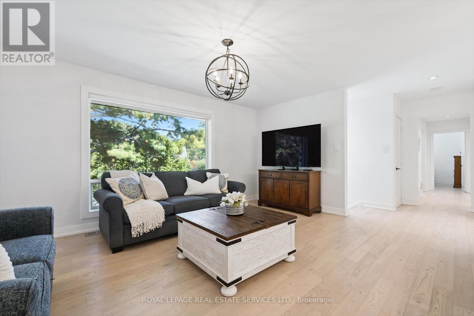 1 Hillavon Drive, Toronto, Ontario  M9B 2P4 - Photo 7 - W12411683