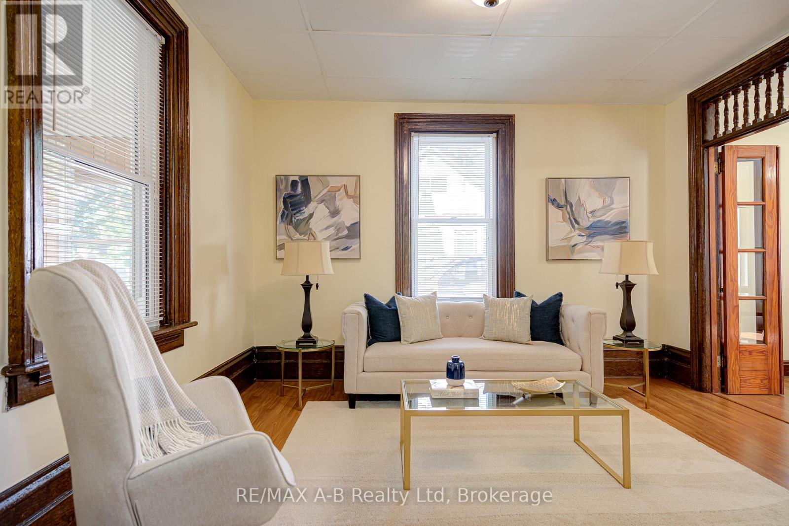 137 Dufferin Street, Stratford, Ontario  N5A 2G9 - Photo 11 - X12411938