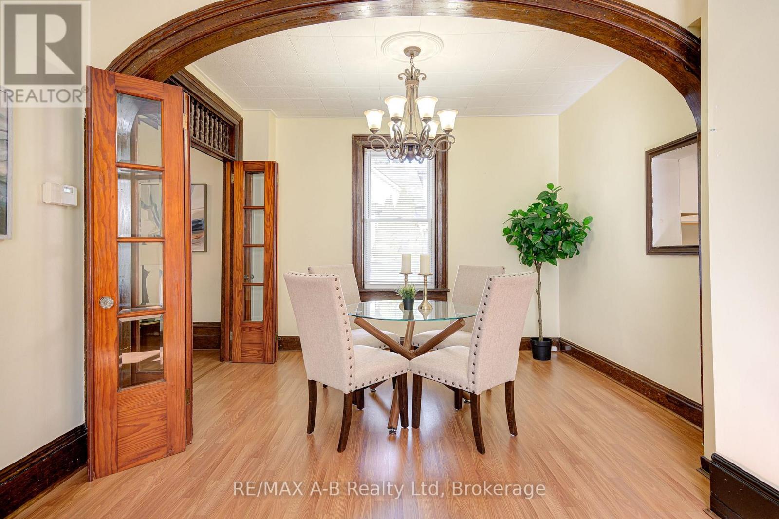 137 Dufferin Street, Stratford, Ontario  N5A 2G9 - Photo 14 - X12411938