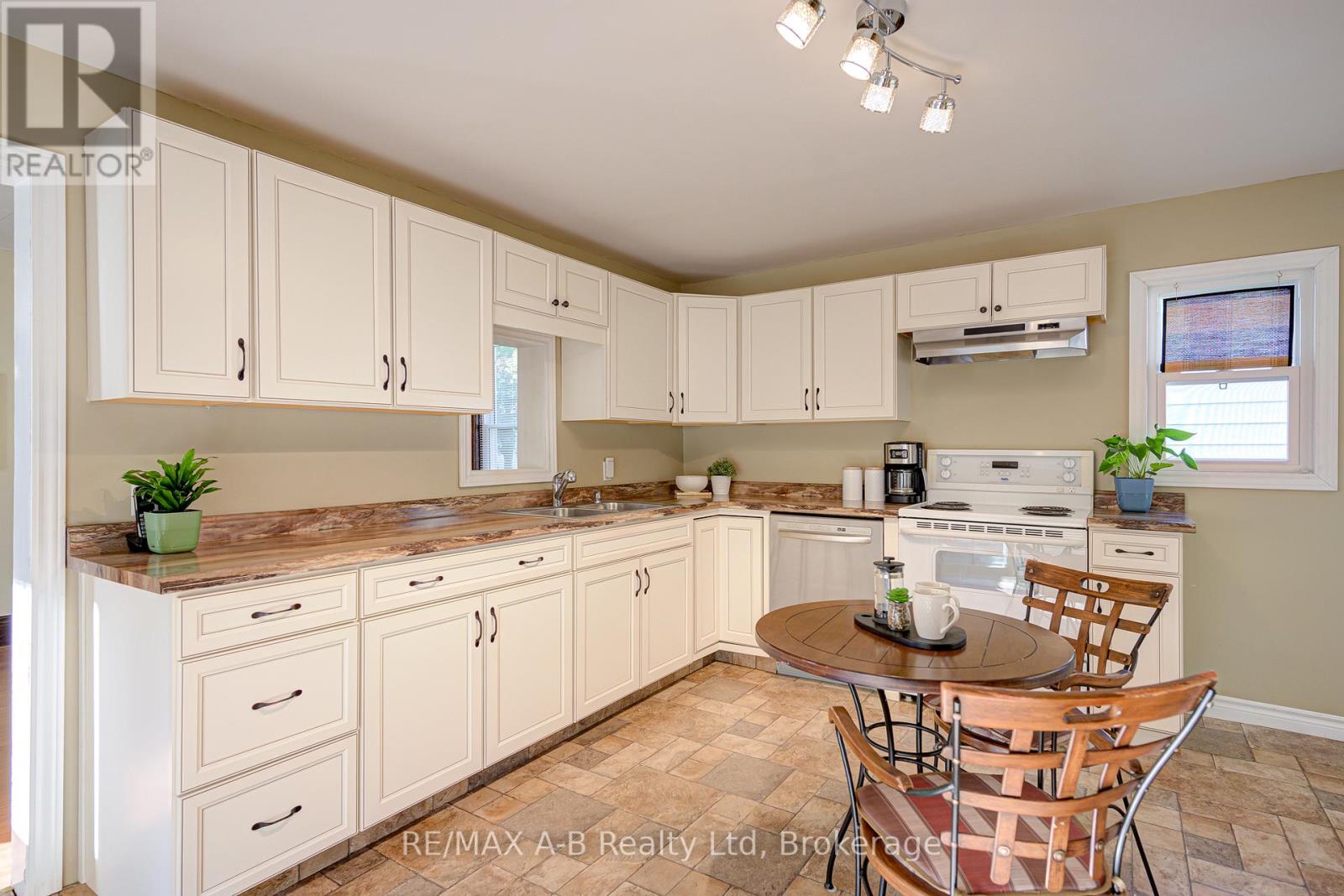 137 Dufferin Street, Stratford, Ontario  N5A 2G9 - Photo 19 - X12411938