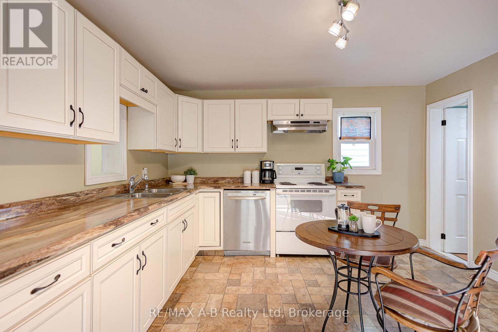 137 Dufferin Street, Stratford, Ontario  N5A 2G9 - Photo 20 - X12411938