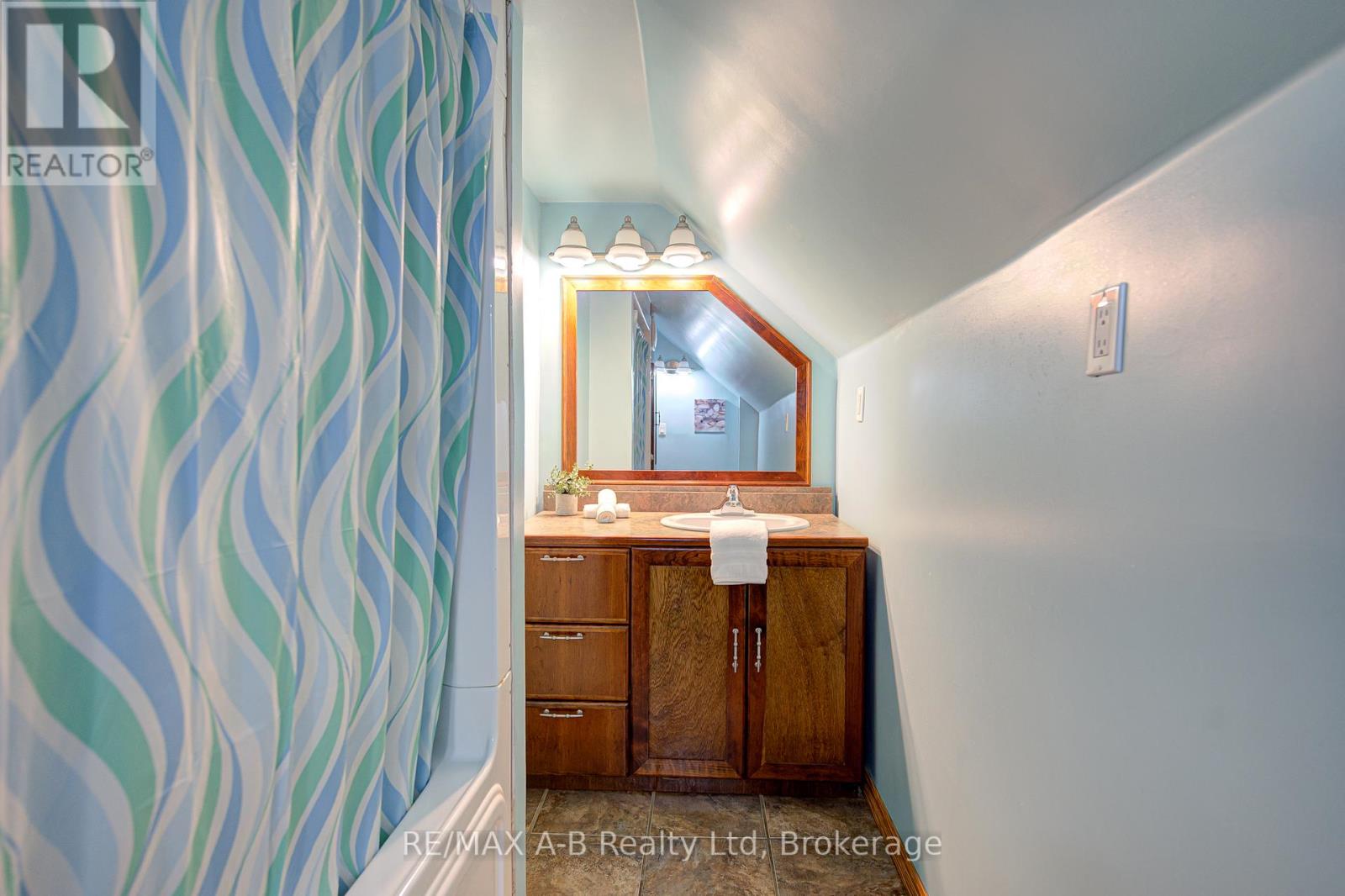 137 Dufferin Street, Stratford, Ontario  N5A 2G9 - Photo 31 - X12411938