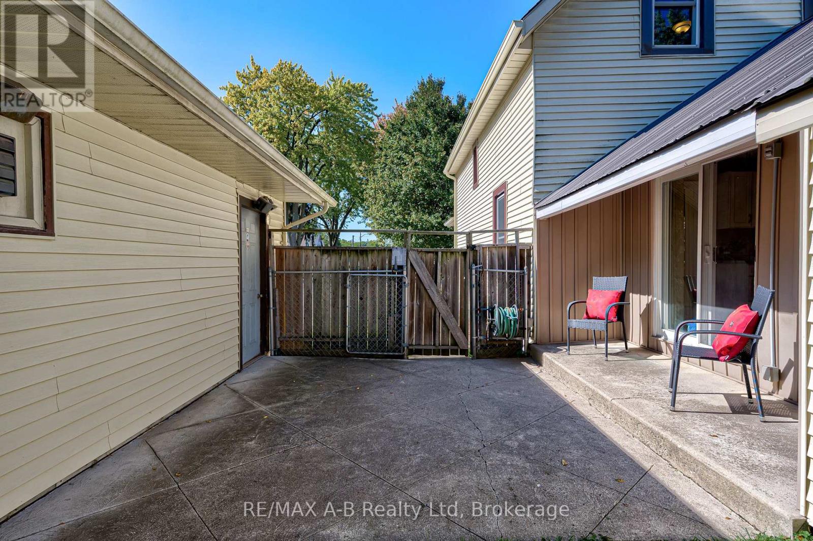 137 Dufferin Street, Stratford, Ontario  N5A 2G9 - Photo 40 - X12411938