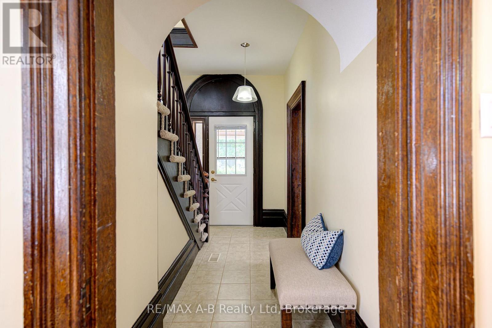 137 Dufferin Street, Stratford, Ontario  N5A 2G9 - Photo 6 - X12411938
