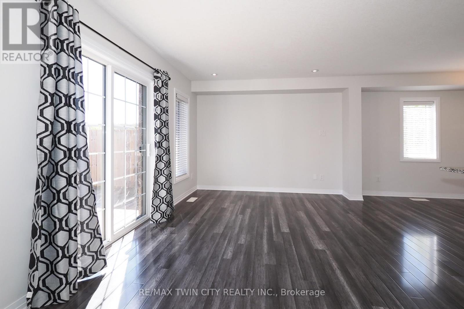 181 South Creek Drive, Kitchener, Ontario  N2P 0E1 - Photo 10 - X12411674