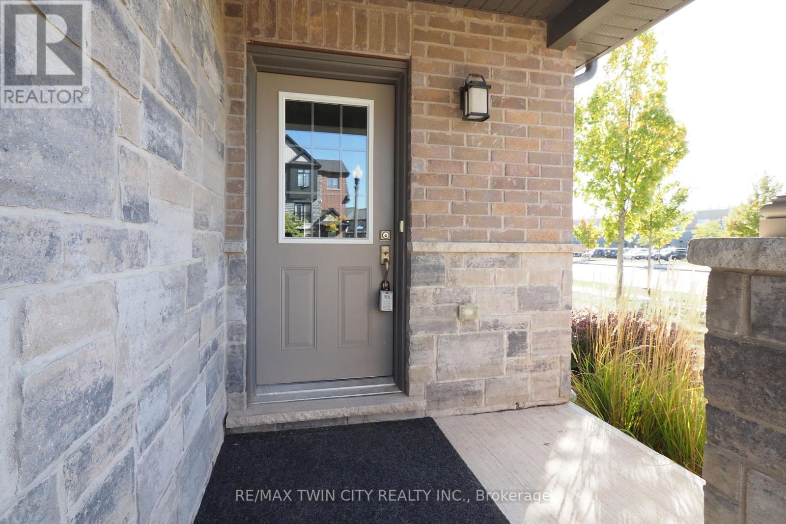 181 South Creek Drive, Kitchener, Ontario  N2P 0E1 - Photo 4 - X12411674