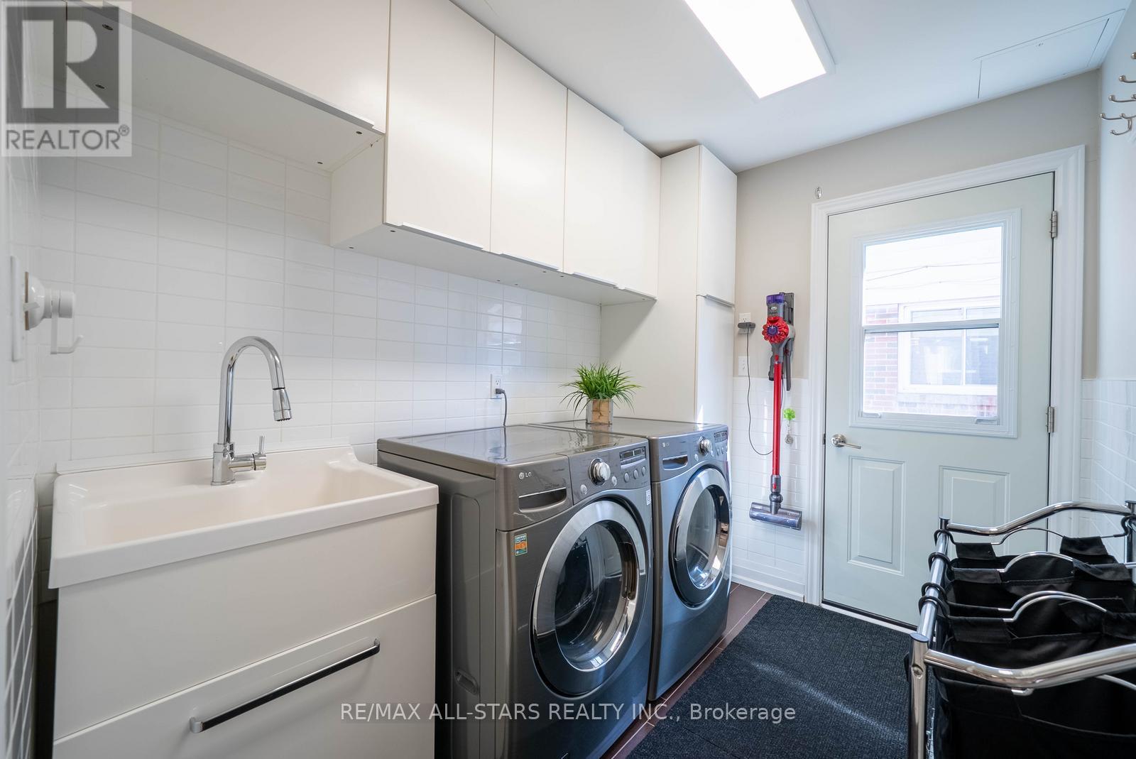 28 Cobblestone Drive, Toronto (Don Valley Village), Ontario  M2J 2X7 - Photo 21 - C12411797