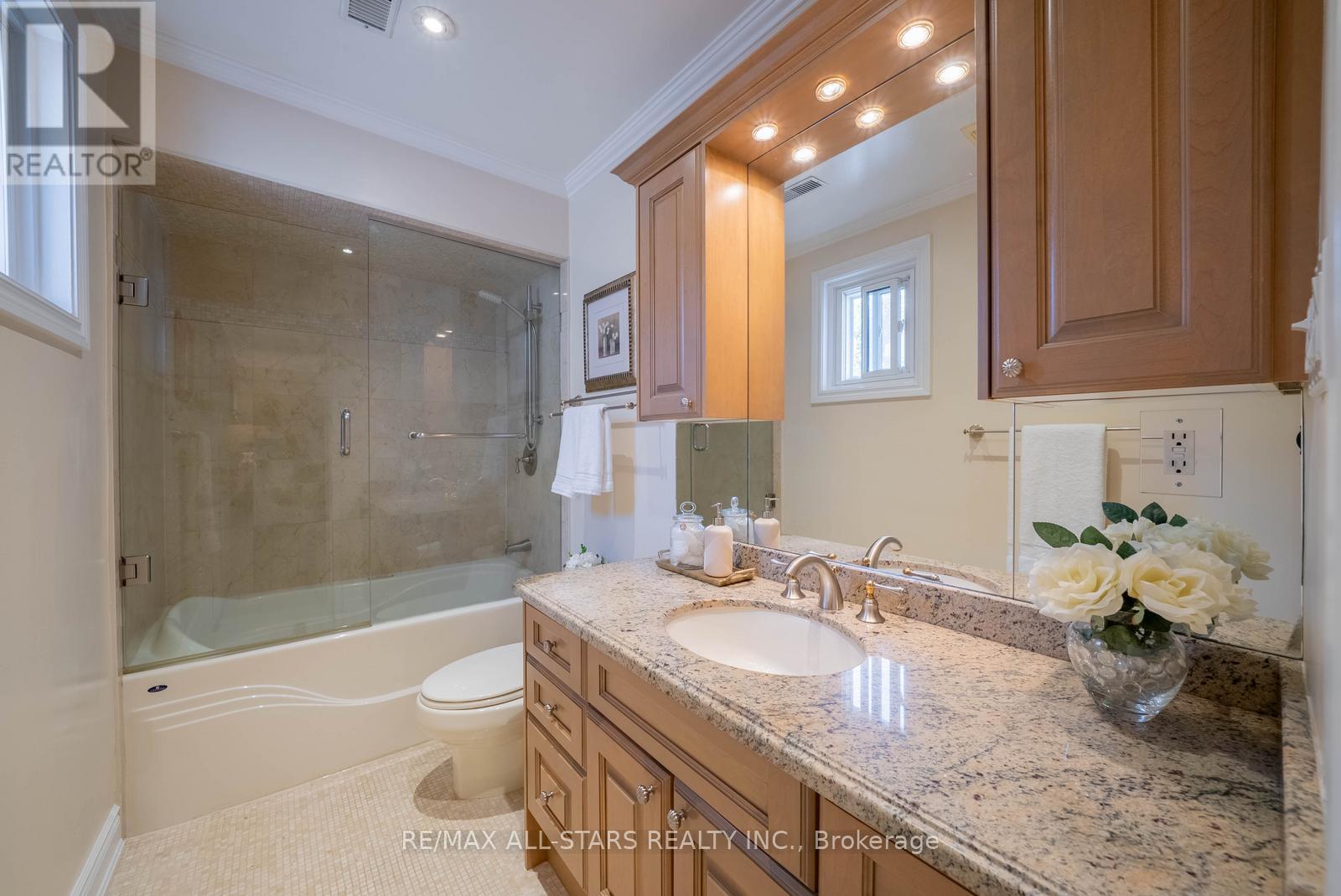 28 Cobblestone Drive, Toronto (Don Valley Village), Ontario  M2J 2X7 - Photo 26 - C12411797