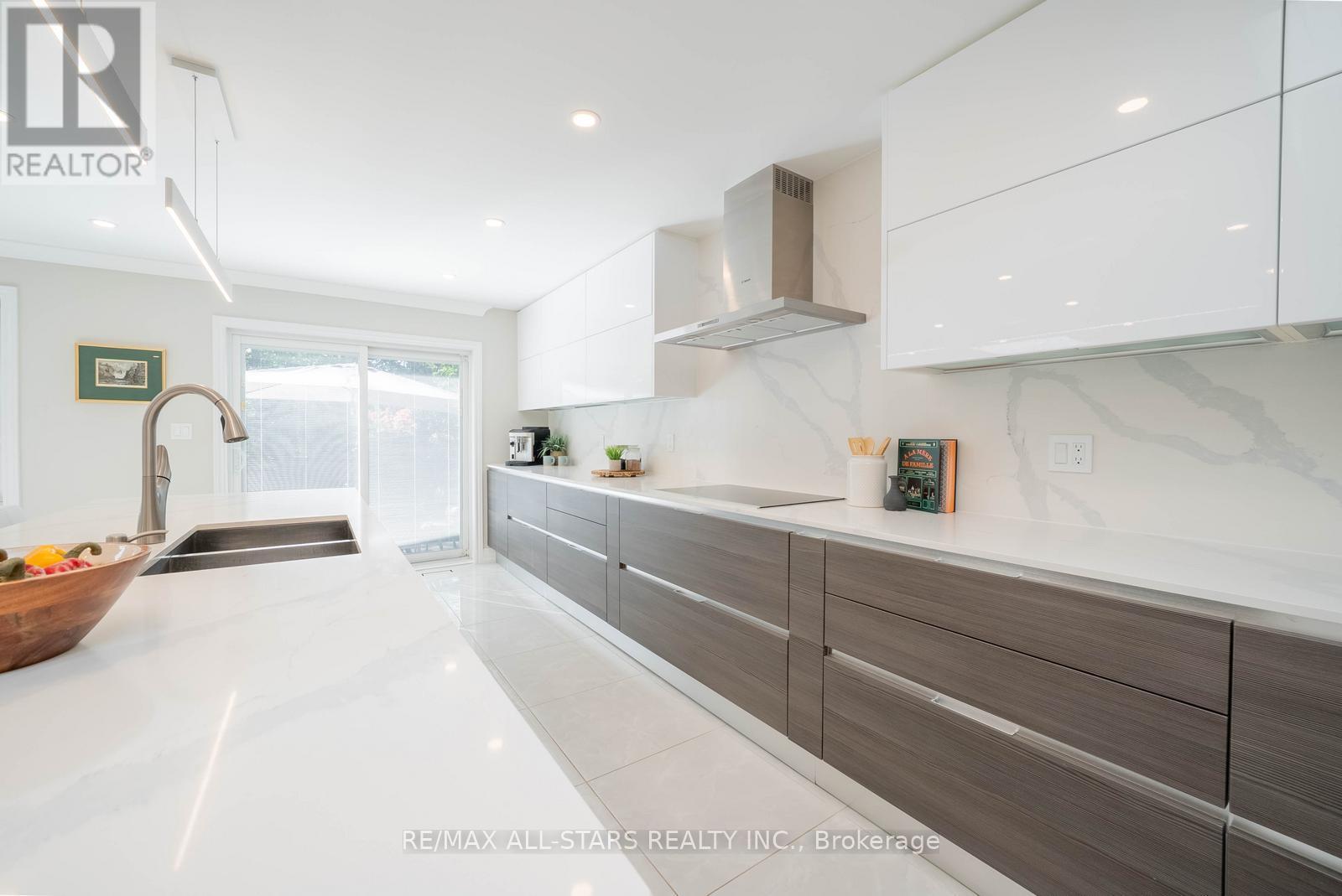 28 Cobblestone Drive, Toronto (Don Valley Village), Ontario  M2J 2X7 - Photo 5 - C12411797