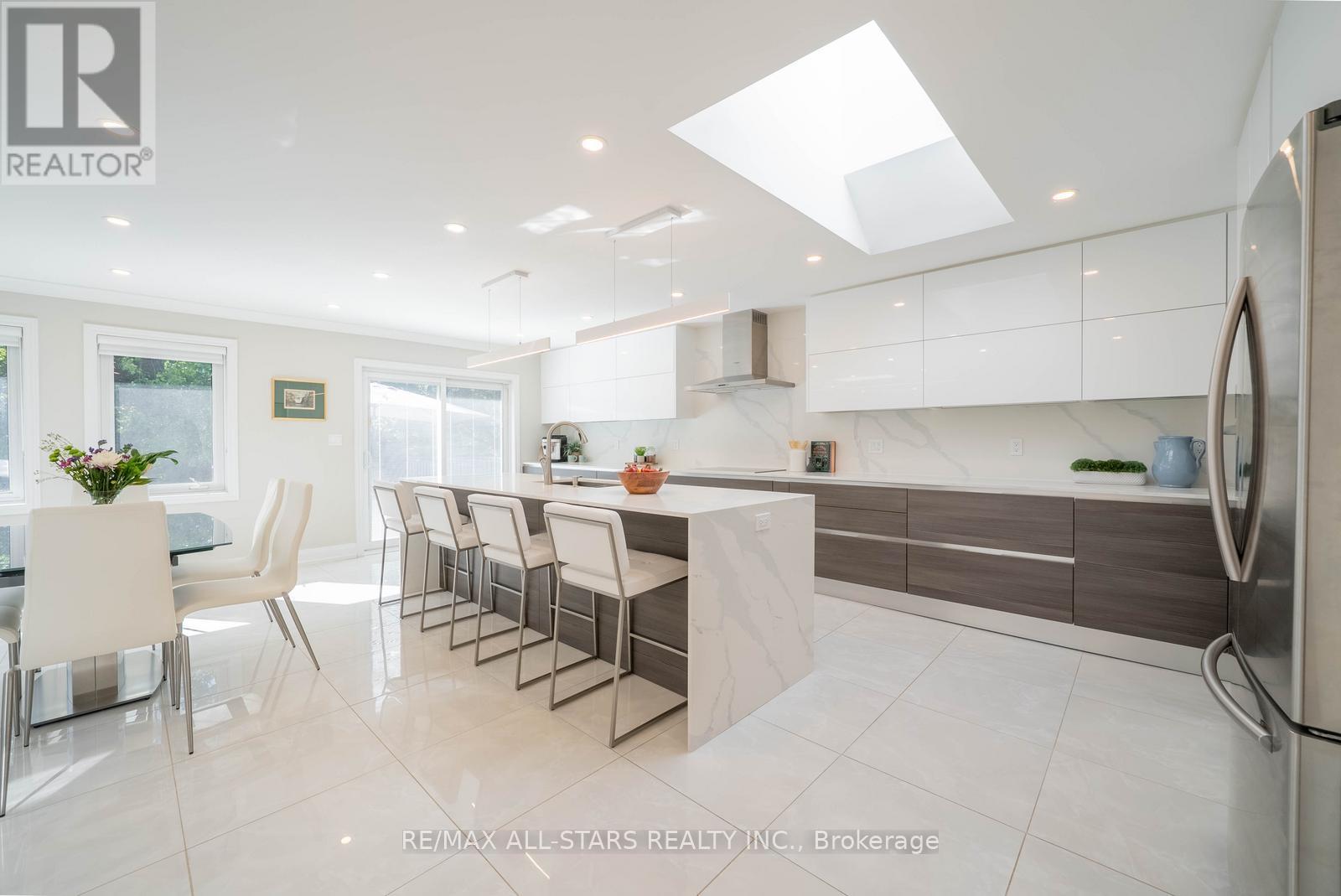 28 Cobblestone Drive, Toronto (Don Valley Village), Ontario  M2J 2X7 - Photo 6 - C12411797