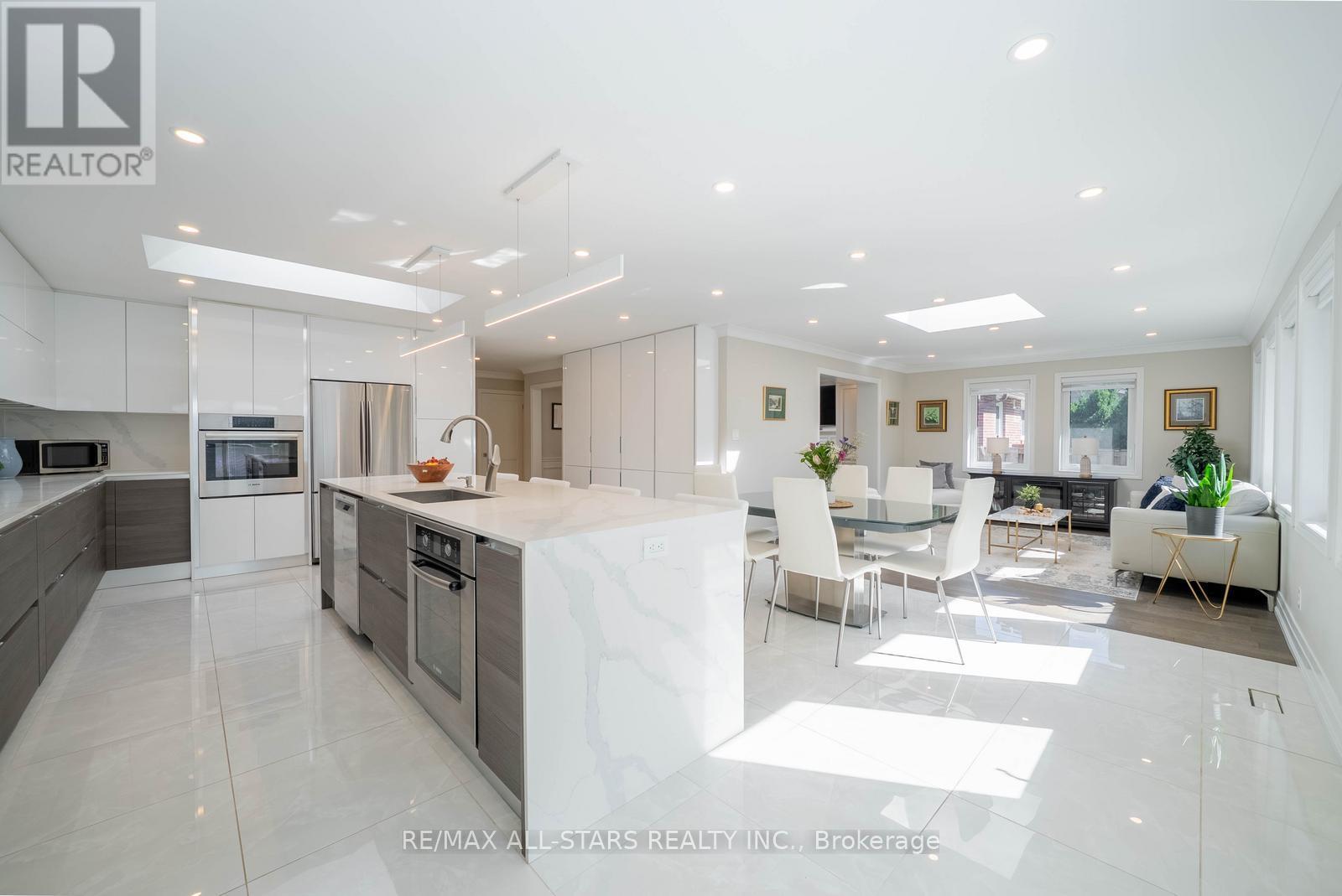 28 Cobblestone Drive, Toronto (Don Valley Village), Ontario  M2J 2X7 - Photo 7 - C12411797