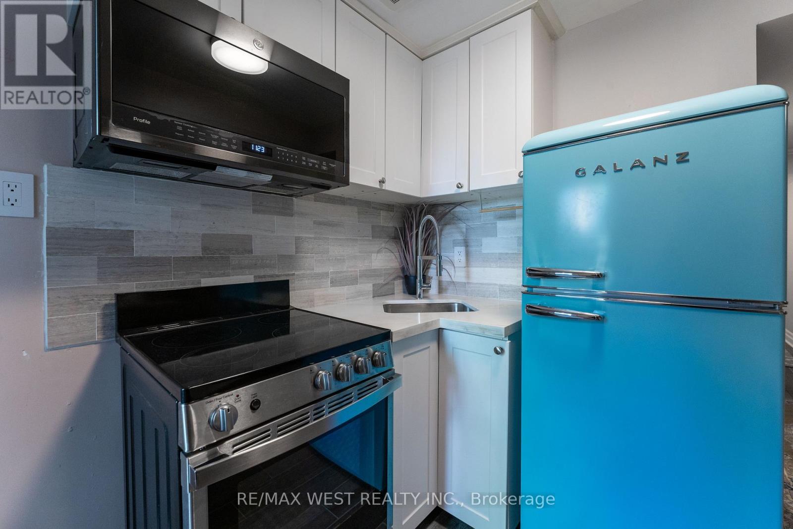 180 Holborne Avenue, Toronto, Ontario  M4C 2R8 - Photo 10 - E12411827