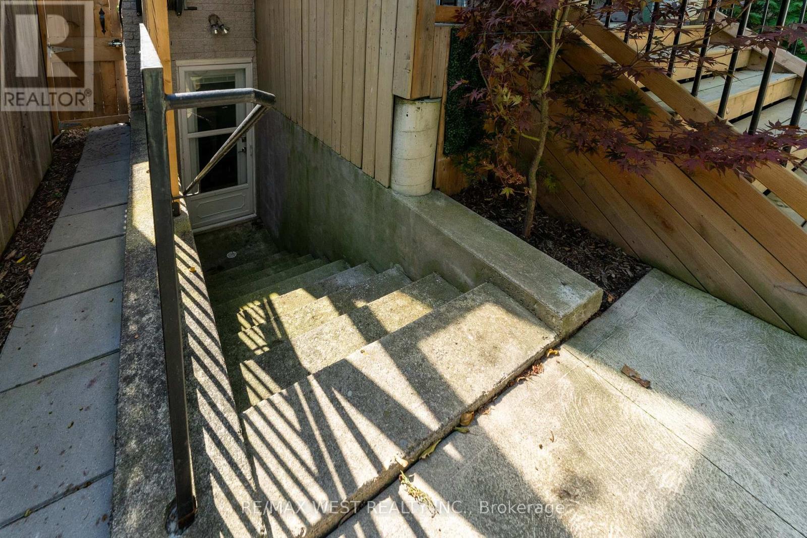 180 Holborne Avenue, Toronto, Ontario  M4C 2R8 - Photo 14 - E12411827