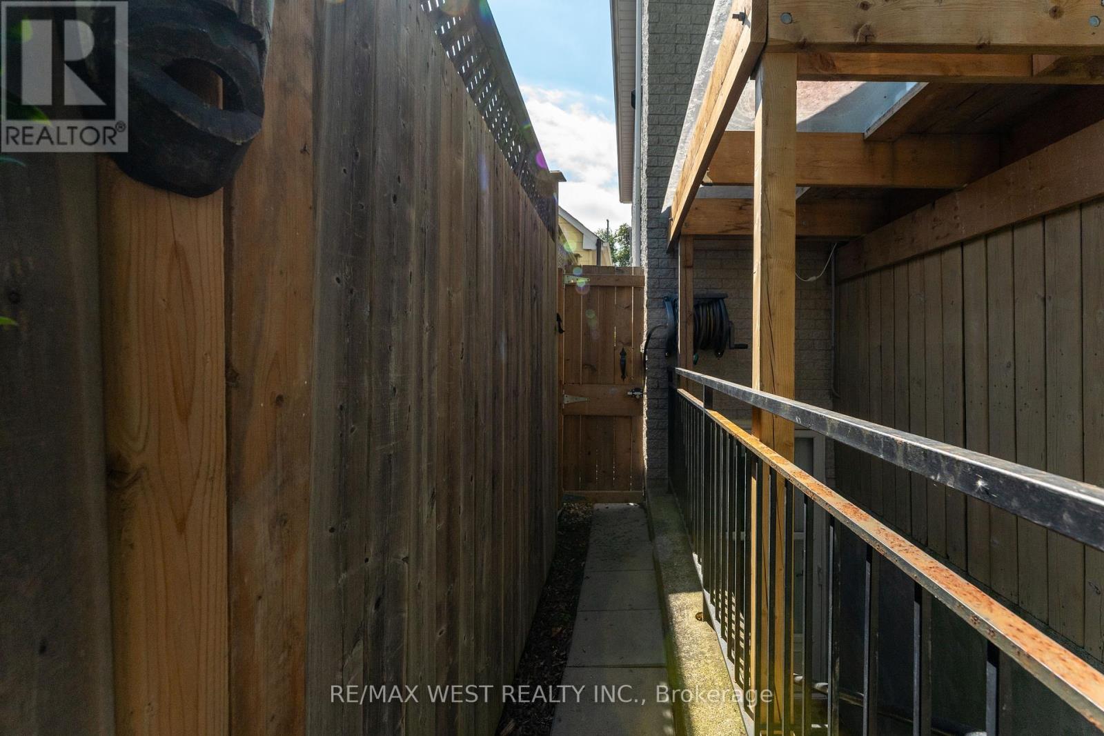 180 Holborne Avenue, Toronto, Ontario  M4C 2R8 - Photo 15 - E12411827