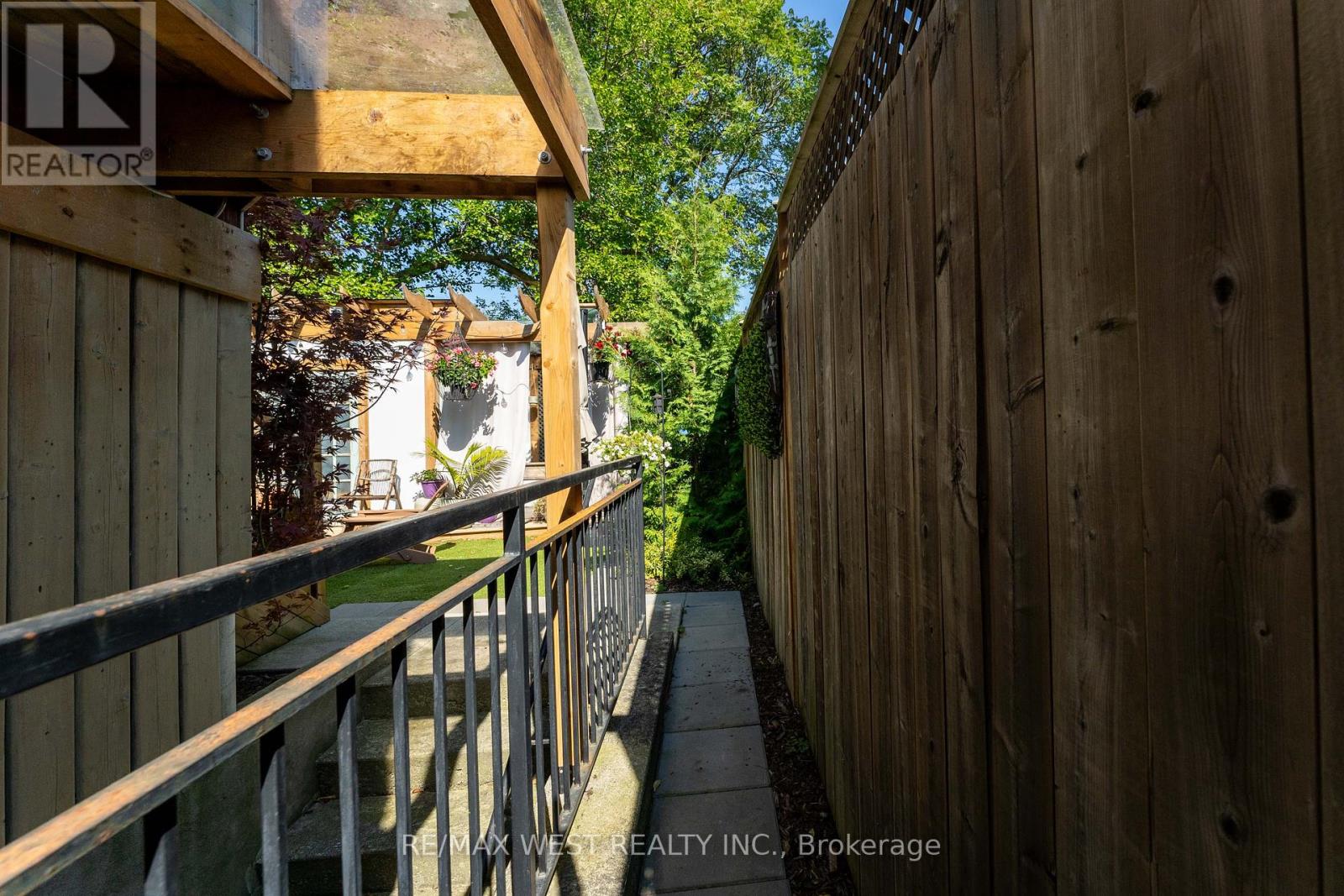 180 Holborne Avenue, Toronto, Ontario  M4C 2R8 - Photo 16 - E12411827