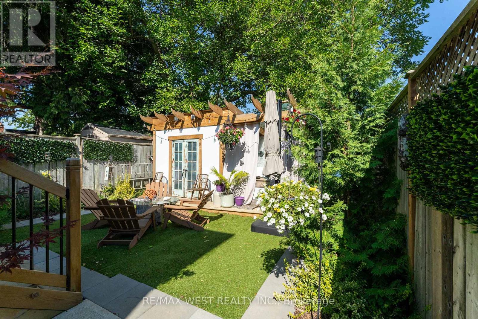 180 Holborne Avenue, Toronto, Ontario  M4C 2R8 - Photo 17 - E12411827