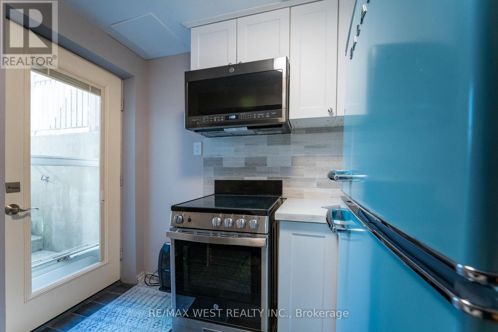 180 Holborne Avenue, Toronto, Ontario  M4C 2R8 - Photo 9 - E12411827