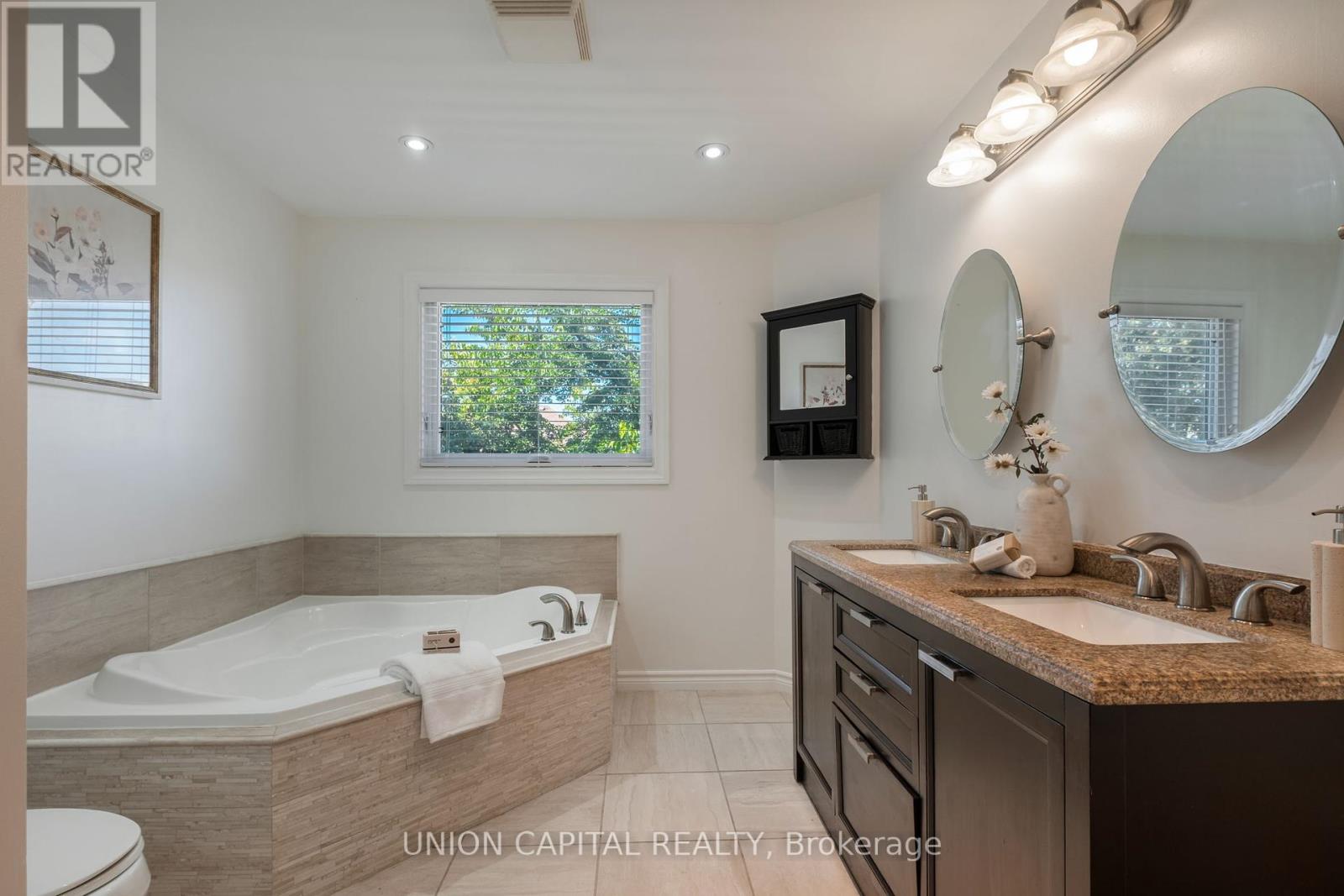 12 Summerfield Avenue, Whitchurch-Stouffville, Ontario  L4A 8B8 - Photo 32 - N12411794