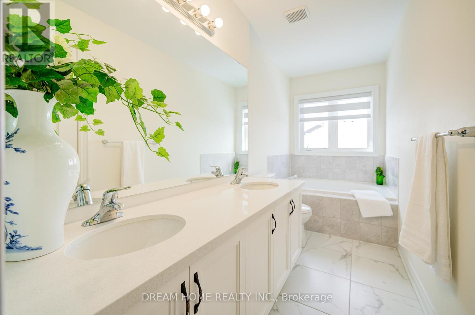 22 Thomas Hope Lane, Markham, Ontario  L3S 0E9 - Photo 9 - N12411812