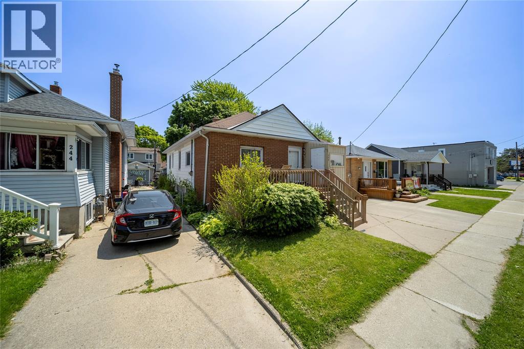 246 Russell Street, Sarnia, Ontario N7T 3L8 - Photo 3 - 25023788