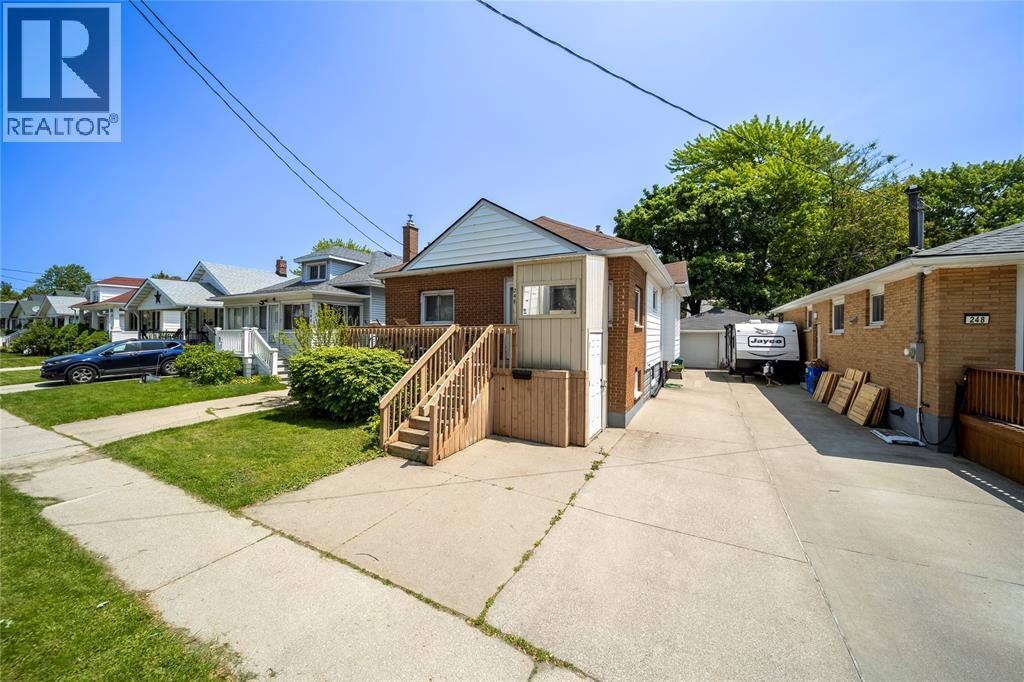 246 Russell Street, Sarnia, Ontario N7T 3L8 - Photo 2 - 25023788
