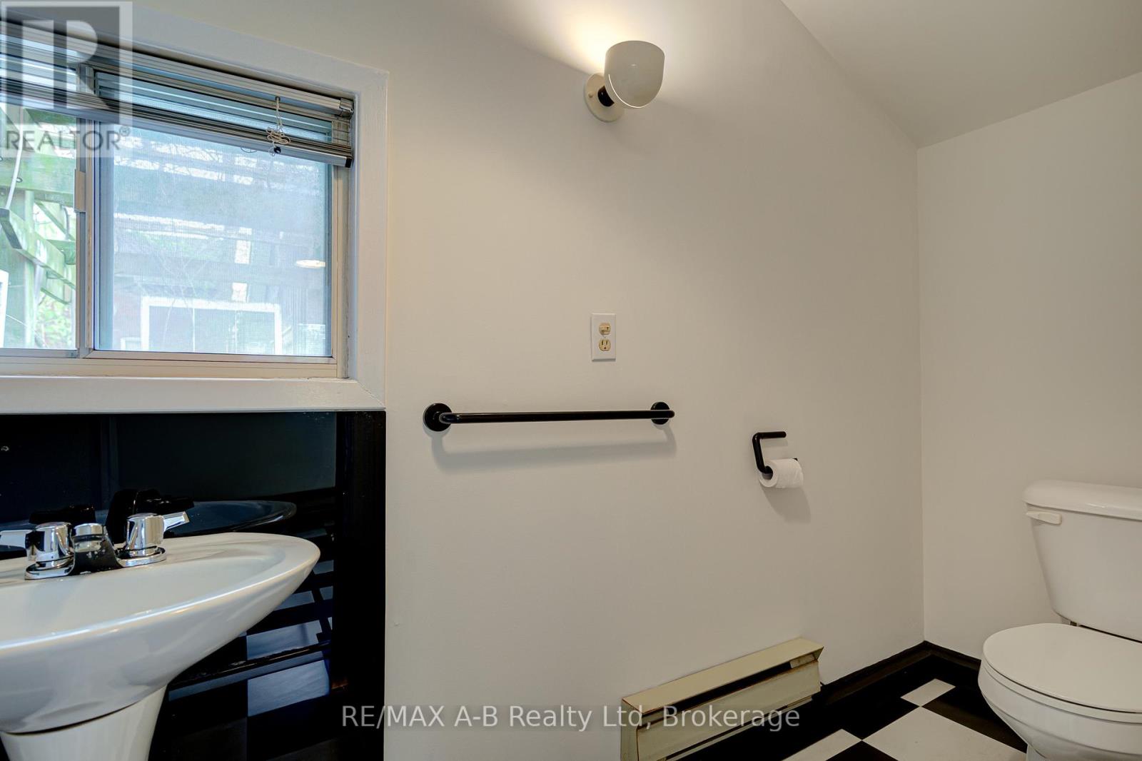 258 Douro Street, Stratford, Ontario  N5A 3S3 - Photo 10 - X12412091