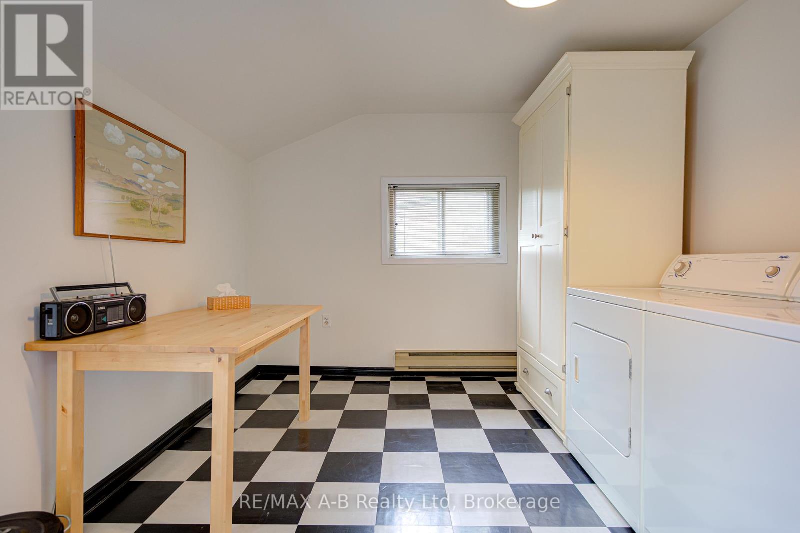 258 Douro Street, Stratford, Ontario  N5A 3S3 - Photo 14 - X12412091