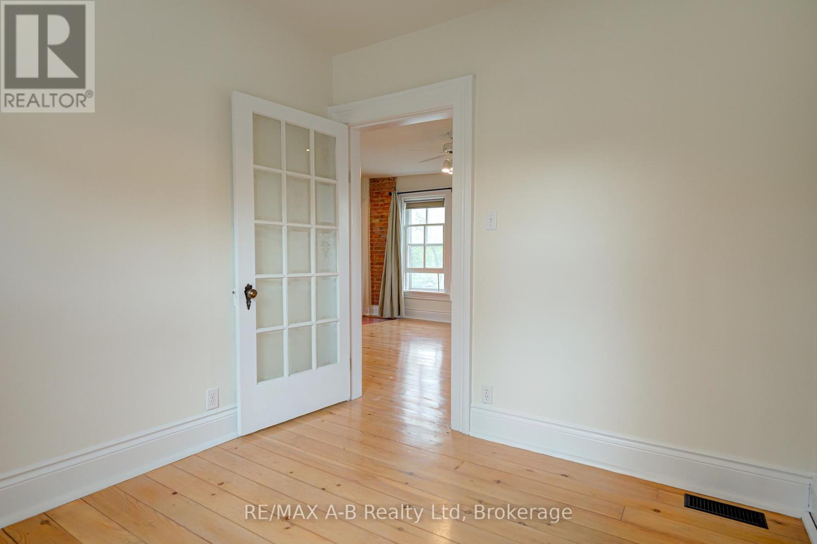 258 Douro Street, Stratford, Ontario  N5A 3S3 - Photo 3 - X12412091