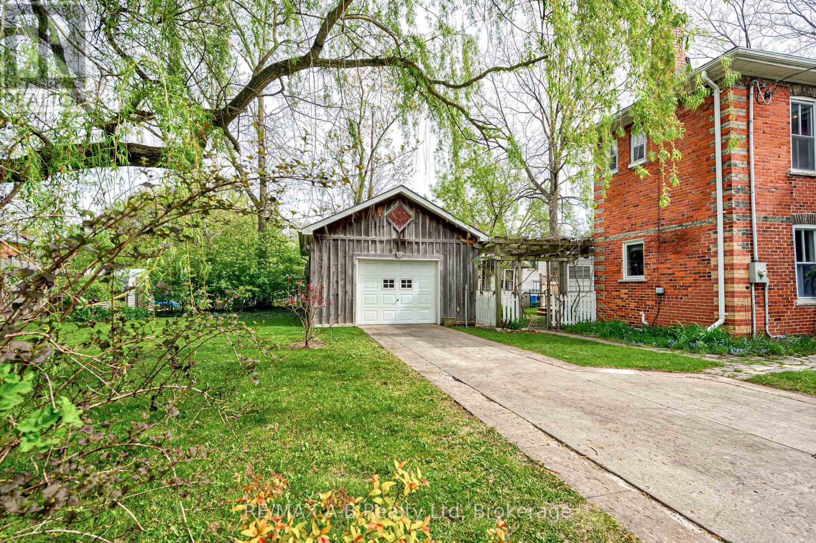 258 Douro Street, Stratford, Ontario  N5A 3S3 - Photo 37 - X12412091