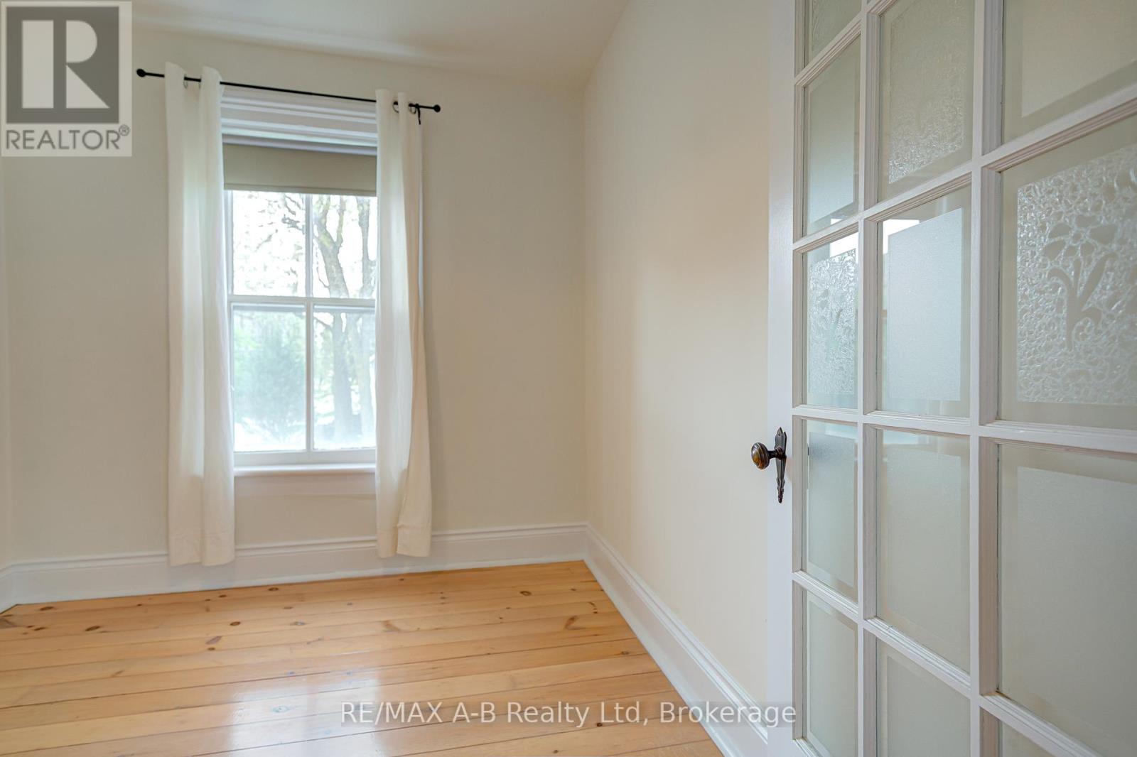 258 Douro Street, Stratford, Ontario  N5A 3S3 - Photo 4 - X12412091
