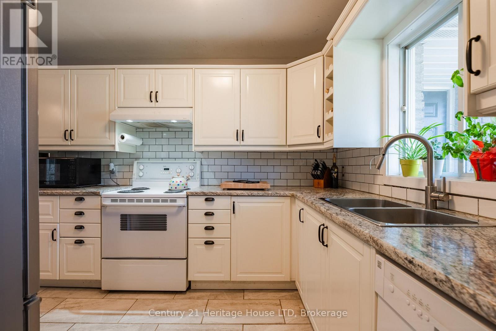 160 Northwood Drive, Welland, Ontario  L3C 6V9 - Photo 9 - X12412113
