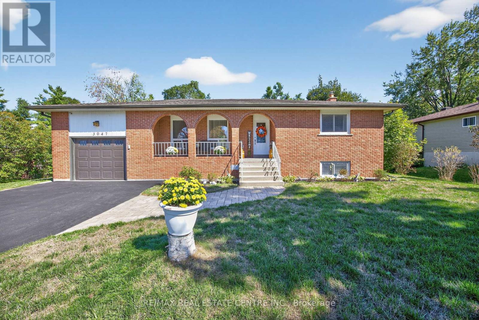 3047 Sandy Cove Drive, Innisfil, Ontario  L9S 2K1 - Photo 2 - N12411835