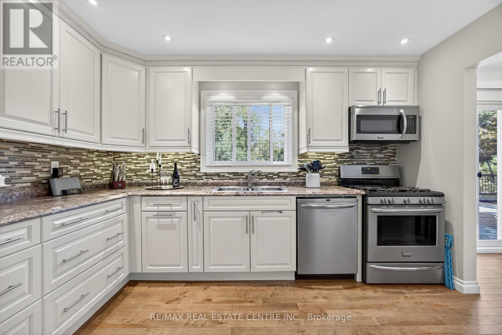 3047 Sandy Cove Drive, Innisfil, Ontario  L9S 2K1 - Photo 7 - N12411835