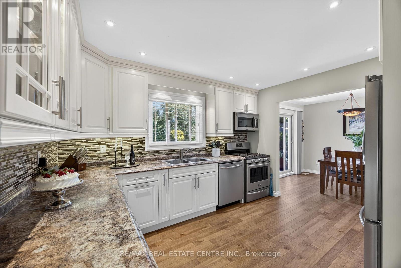 3047 Sandy Cove Drive, Innisfil, Ontario  L9S 2K1 - Photo 8 - N12411835