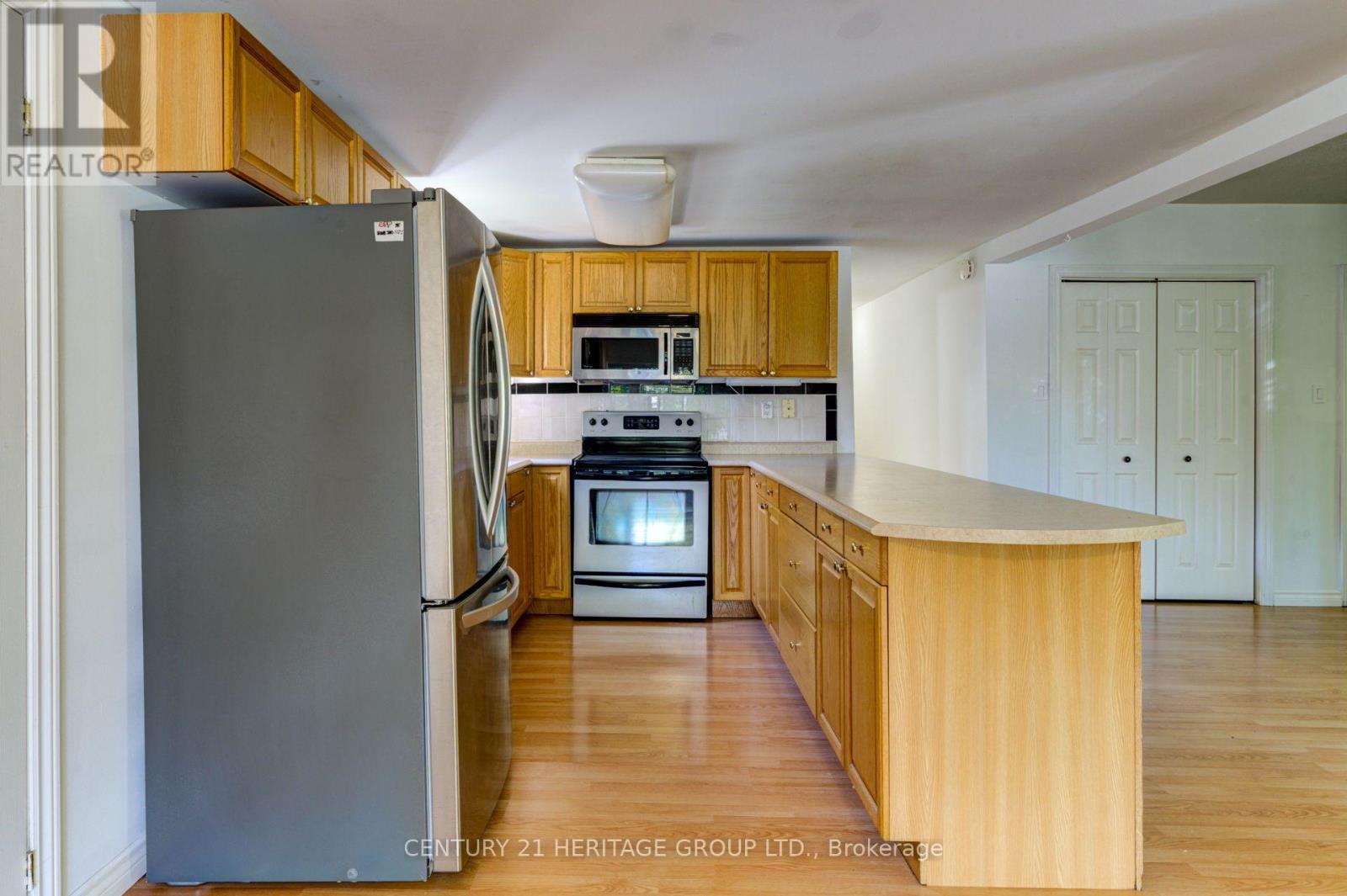 42 Shamrock Crescent, Essa, Ontario  L0M 1B1 - Photo 10 - N12411867