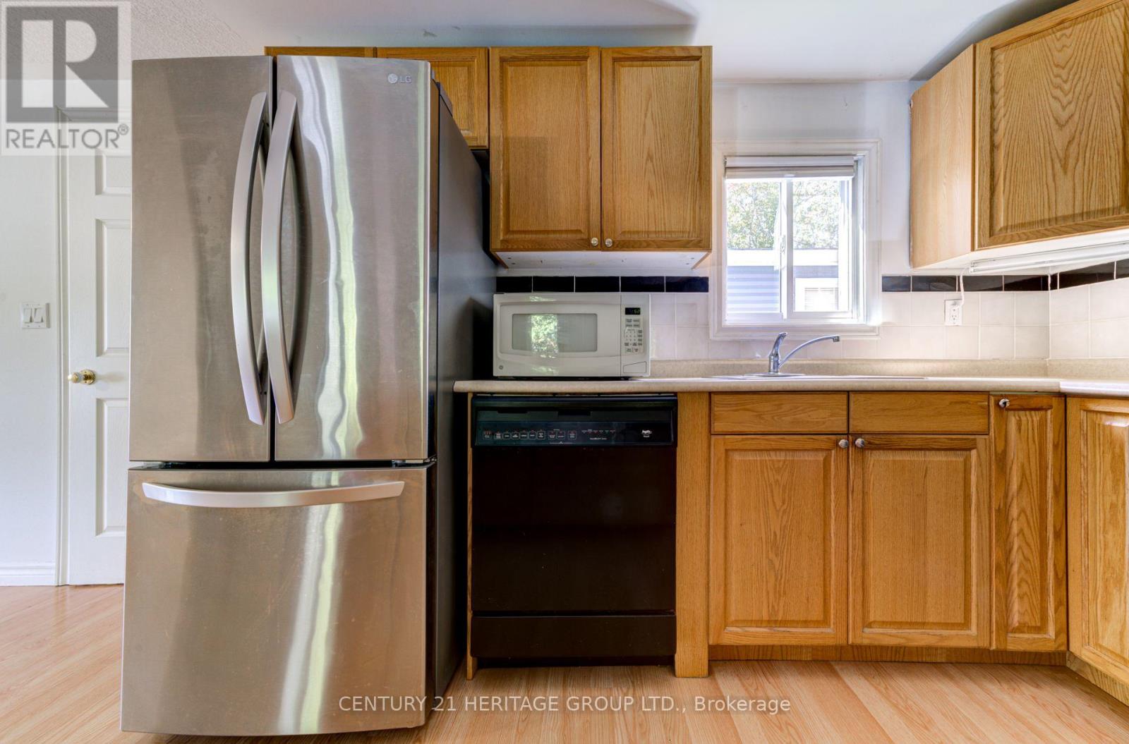 42 Shamrock Crescent, Essa, Ontario  L0M 1B1 - Photo 13 - N12411867