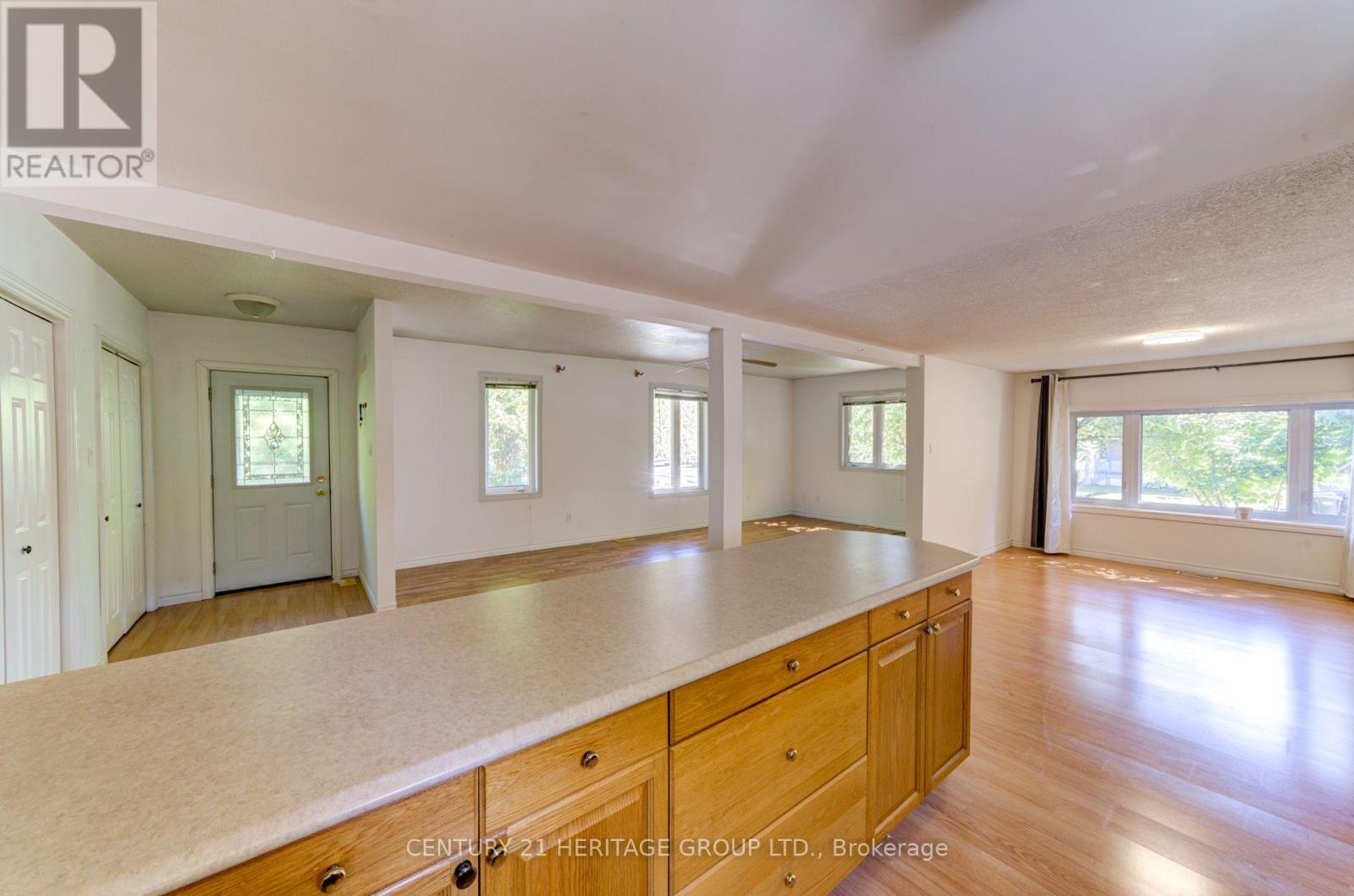 42 Shamrock Crescent, Essa, Ontario  L0M 1B1 - Photo 14 - N12411867