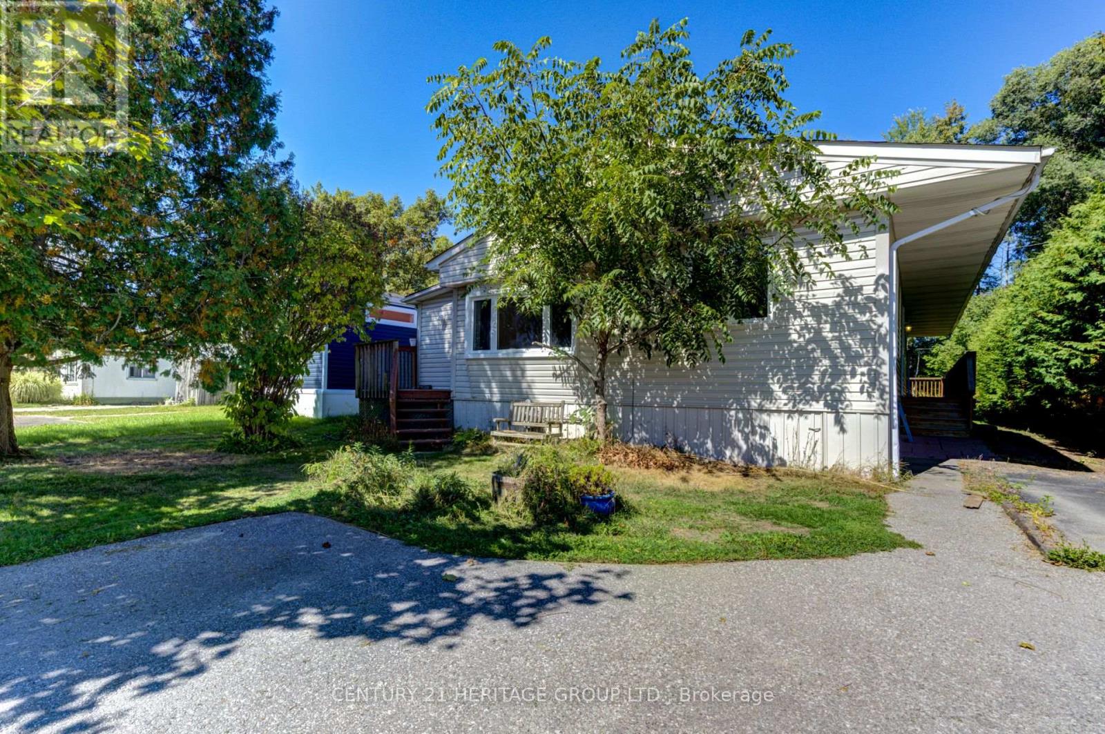 42 Shamrock Crescent, Essa, Ontario  L0M 1B1 - Photo 2 - N12411867