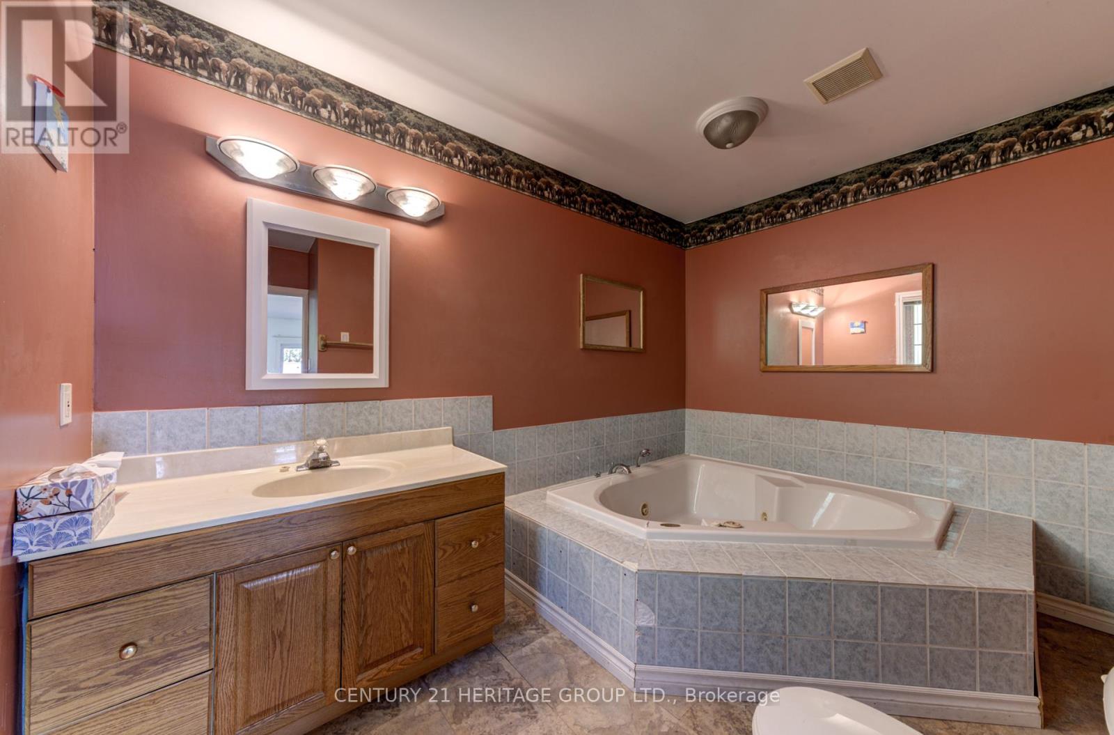 42 Shamrock Crescent, Essa, Ontario  L0M 1B1 - Photo 23 - N12411867
