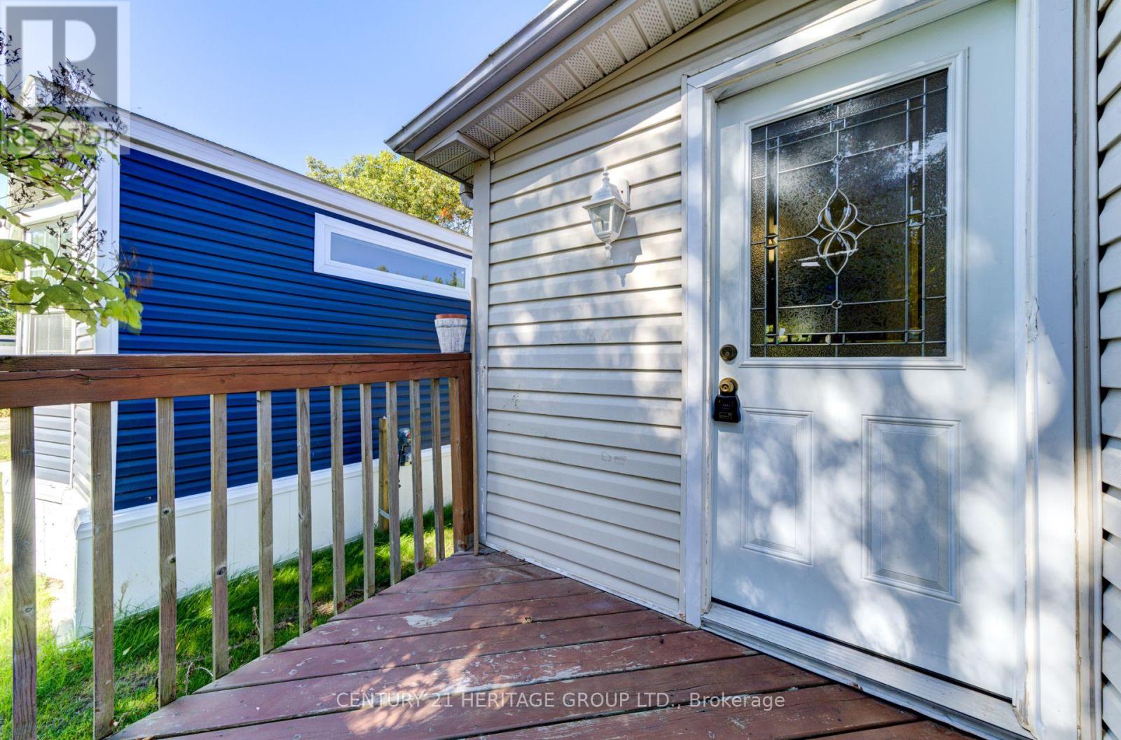 42 Shamrock Crescent, Essa, Ontario  L0M 1B1 - Photo 4 - N12411867