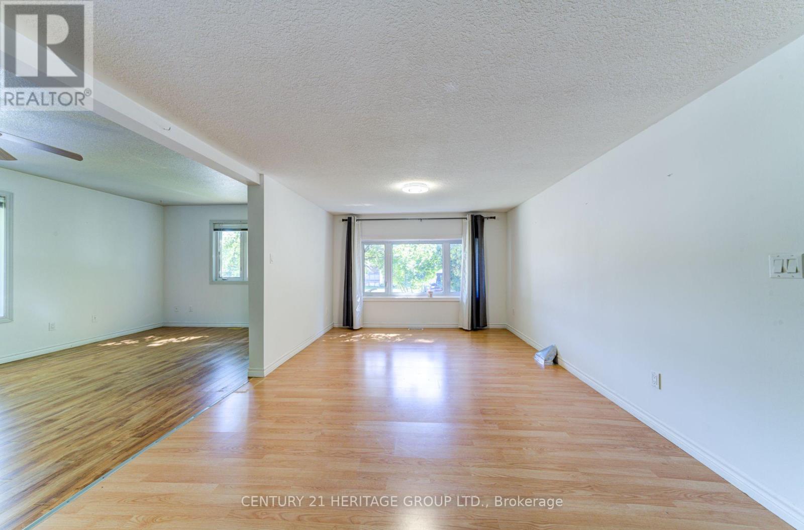 42 Shamrock Crescent, Essa, Ontario  L0M 1B1 - Photo 6 - N12411867